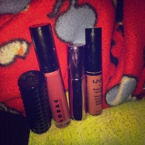 Makeup lip product bundle